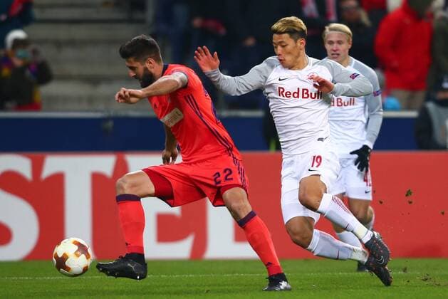 SOCCER - EL, RBS vs Sociedad SALZBURG, AUSTRIA, 22.FEB.18 - SOCCER - UEFA Europa League, Red Bull Salzburg vs Real Sociedad. Image shows Raul Navas (Sociedad) and Hee Chan Hwang (RBS). GEPAxpictures xFelixxRoittner