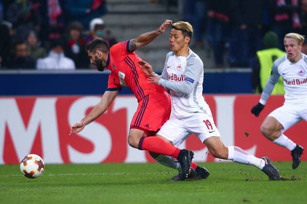 SOCCER - EL, RBS vs Sociedad SALZBURG, AUSTRIA, 22.FEB.18 - SOCCER - UEFA Europa League, Red Bull Salzburg vs Real Sociedad. Image shows Raul Navas (Sociedad) and Hee Chan Hwang (RBS). GEPAxpictures xFelixxRoittner