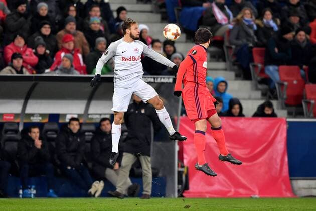 SOCCER - EL, RBS vs Sociedad SALZBURG, AUSTRIA, 22.FEB.18 - SOCCER - UEFA Europa League, Red Bull Salzburg vs Real Sociedad. Image shows Andreas Ulmer (RBS) and Mikel Oyarzabal (Sociedad). GEPAxpictures xFlorianxErtl