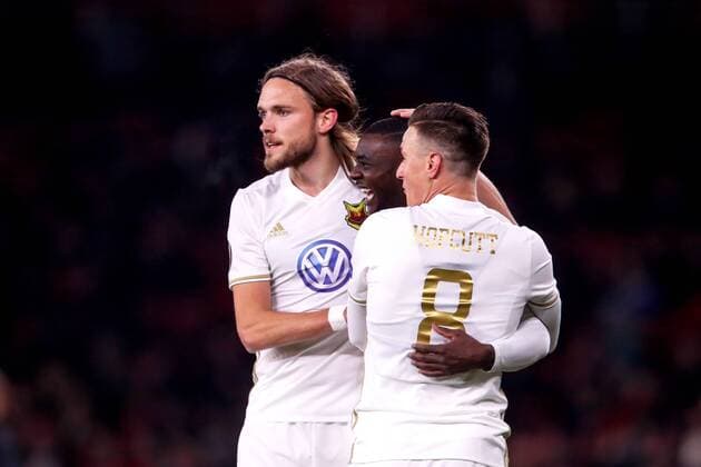 180222 Östersund Tom Pettersson and Jamie Hopcutt rejoice with Ken Sema who made 0 2 during the football match in the Europa League between Arsenal and Östersund on February 22, 2018 in London  Copyright: ANDREASxLxERIKSSON BB180222AE024