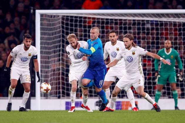 180222 Östersund Curtis Edwards and Tom Pettersson stop Arsenal Jack Wilshere during the football match in the Europa League between Arsenal and Östersund on February 22, 2018 in London  Copyright: ANDREASxLxERIKSSON BB180222AE027