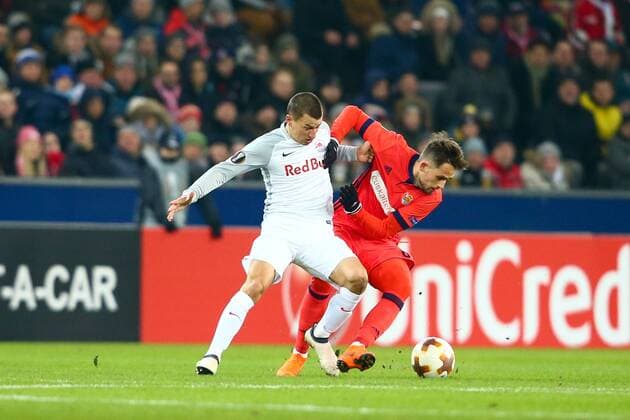 SOCCER - EL, RBS vs Sociedad SALZBURG, AUSTRIA, 22.FEB.18 - SOCCER - UEFA Europa League, Red Bull Salzburg vs Real Sociedad. Image shows Stefan Lainer (RBS) and Adnan Januzaj (Sociedad). GEPAxpictures xFelixxRoittner
