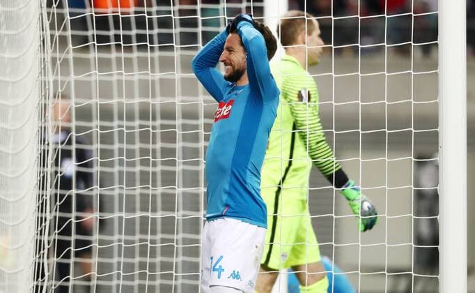 RB Leipzig SSC Napoli Soccer Euro League Leipzig 22 02 2018 Red Bull Arena Soccer UEFA Euro League 16el Final RB Leipzig vs SSC Napoli 0 2 0 1 HIN 3 1 Picture v l Dries Mertens 14 Napoli and Goalkeeper Peter Gulacsi 32 RB Leipzig