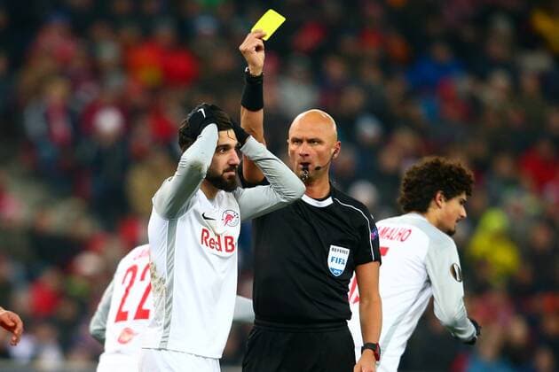 SOCCER - EL, RBS vs Sociedad SALZBURG, AUSTRIA, 22.FEB.18 - SOCCER - UEFA Europa League, Red Bull Salzburg vs Real Sociedad. Image shows Munas Dabbur (RBS) and referee Sergei Karasev. Keywords: yellow card. GEPAxpictures xFelixxRoittner