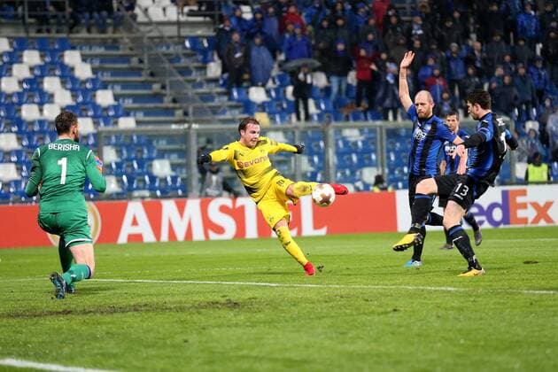 Etrit Berisha Atalanta Bergamo 1 Mario Goetze Borussia Dortmund 10 Goal scored off goal Atalanta Bergamo vs Borussia Dortmund Europa League Football 22 02 2018 Reggio Emilia Copyright: xLanger Eibner-Pressefotox EP_HLR