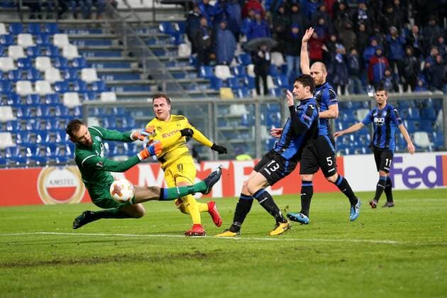 Etrit Berisha Atalanta Bergamo 1 Mario Goetze Borussia Dortmund 10 Goal on target Mattia Caldara Atalanta Bergamo 13 Atalanta Bergamo vs Borussia Dortmund Europa League Football 22 02 2018 Reggio Emilia Copyright: xLanger Eibner-Pressefotox EP_HLR