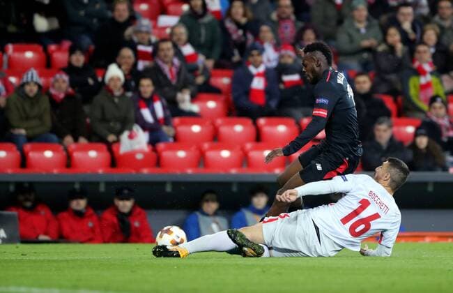 Athletic Bilbao s Inaki Williams (L) vies for the ball with Spartak Moscow s Salvatore Bochetti during the UEFA Europa League round of 32 match between Athletic Bilbao and Spartak Moscow, at the San Mames stadium in Bilbao, Basque Country, Spain, 22 February 2018. Athletic Bilbao vs. Spartak Moscow !ACHTUNG: NUR REDAKTIONELLE NUTZUNG!  Copyright: xLuisxTejidox BIL009 20180222-636549332548852847