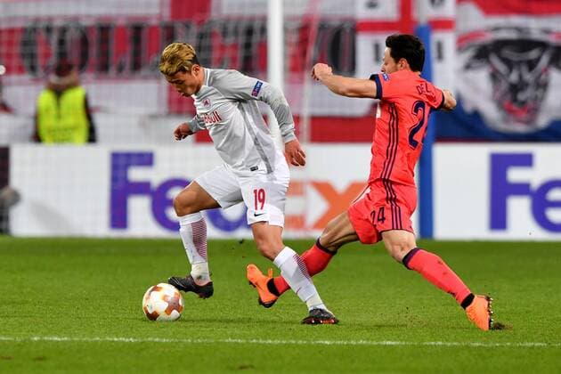 SOCCER - EL, RBS vs Sociedad SALZBURG, AUSTRIA, 22.FEB.18 - SOCCER - UEFA Europa League, Red Bull Salzburg vs Real Sociedad. Image shows Hee Chan Hwang (RBS) and Alberto de la Bella (Sociedad). GEPAxpictures xFlorianxErtl