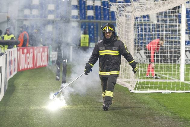 Reggio Emilia Italy 22 02 2018 UEFA Europa League 2017 18 Season Sixteenth Atalanta Bergamo Borussia Dortmund firefighter eliminates the Bengarlo Pyro DeFodi053