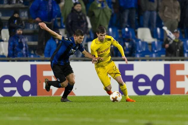 Reggio Emilia Italy 22 02 2018 UEFA Europa League 2017 18 Season Sixteen Finals Atalanta Bergamo Borussia Dortmund Remo Freuler Bergamo and Christian Pulisic BVB in a duel DeFodi053