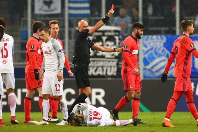 Bilder des Tages - SPORT SOCCER - EL, RBS vs Sociedad SALZBURG, AUSTRIA, 22.FEB.18 - SOCCER - UEFA Europa League, Red Bull Salzburg vs Real Sociedad. Image shows Hee Chan Hwang (RBS), referee Sergei Karasev and Raul Navas (Sociedad). Keywords: red card. GEPAxpictures xFelixxRoittner