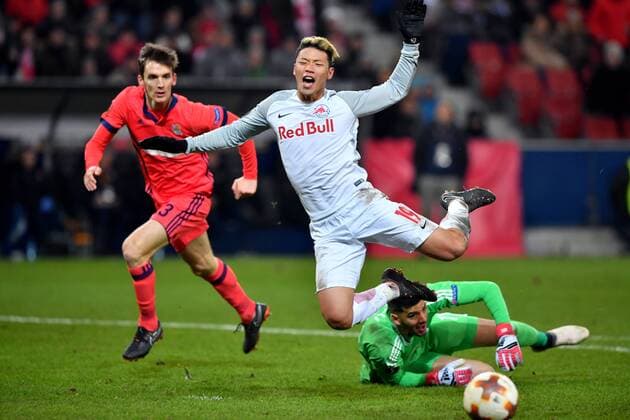 SOCCER - EL, RBS vs Sociedad SALZBURG, AUSTRIA, 22.FEB.18 - SOCCER - UEFA Europa League, Red Bull Salzburg vs Real Sociedad. Image shows Geronimo Rulli (Sociedad), Hee Chan Hwang (RBS) and Diego Llorente (Sociedad). GEPAxpictures xFlorianxErtl