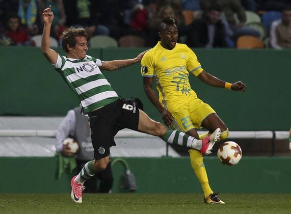February 22, 2018 - Lisbon, Portugal - Sporting s defender Fabio Coentrao (L)nvies with Astana s forward Patrick Twumasi from Ghana during the UEFA Europa League football match between Sporting CP and FK Astana at Jose Alvalade Stadium in Lisbon on February 22, 2018. NURPHOTO CARLOS COSTA. Sporting Lisbon v FC Astana - UEFA Europa League  - ZUMAn230 20180222_zaa_n230_365 Copyright: xCarlosxCostax