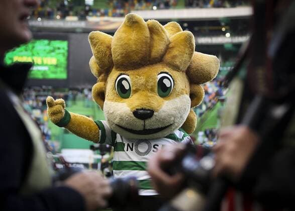 February 22, 2018 - Lisbon, Portugal - Sportings maskot Jubas waves to the supporters during the UEFA Europa League football match between Sporting CP and FK Astana at Jose Alvalade Stadium in Lisbon on February 22, 2018. NURPHOTO CARLOS COSTA. Sporting Lisbon v FC Astana - UEFA Europa League  - ZUMAn230 20180222_zaa_n230_370 Copyright: xCarlosxCostax