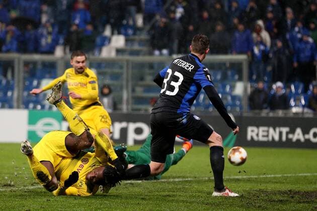 Michy Batshuayi Borussia Dortmund 42 Hans Hateboer Atalanta Bergamo 33 in the background Marcel Schmelzer Borussia Dortmund 29 scores 1 1 Atalanta Bergamo vs Borussia Dortmund Europa League Football 22 02 2018 Reggio Emilia Copyright: xLanger Eibner-Pressefotox EP_HLR