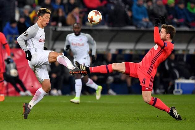 SOCCER - EL, RBS vs Sociedad SALZBURG, AUSTRIA, 22.FEB.18 - SOCCER - UEFA Europa League, Red Bull Salzburg vs Real Sociedad. Image shows Hee Chan Hwang (RBS) and Asier Illarramendi (Sociedad). GEPAxpictures xFlorianxErtl