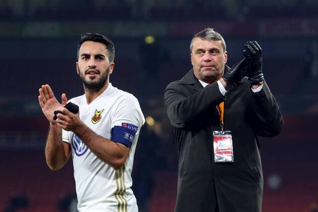 180222 Östersund Brwa Nouri and chairman Daniel Kinberg thank the audience after the football match in the Europa League between Arsenal and Östersund on February 22, 2018 in London  Copyright: ANDREASxLxERIKSSON BB180222AE047