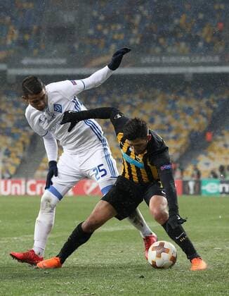 February 22, 2018 - Kiev, Ukraine - Dynamo Kiev s Derlis Gonzales, left, and AEK Athens Tasos Bakasetas, right, in the fight for the ball during the Europa League, round of 32, soccer match between Dynamo Kiev and AEK Athens at the Olympic Stadium in Kiev. Ukraine, Thursday, February 22, 2018 Dynamo Kyiv v AEK - UEFA Europa League - ZUMAn230 20180222_zaa_n230_741 Copyright: xDanilxShamkinx