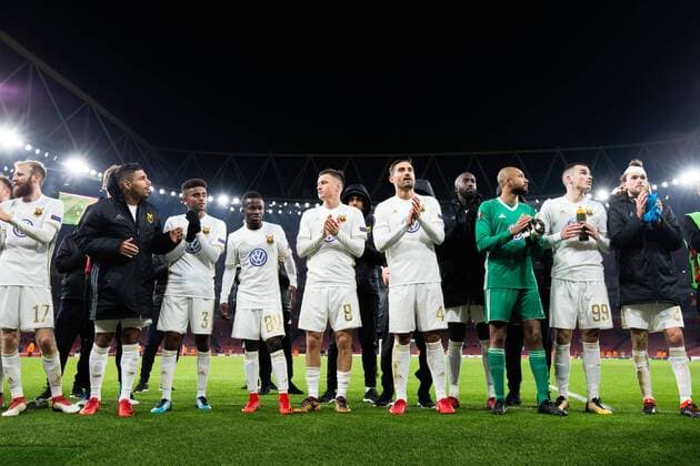 180222 Östersund players thank the crowd after the football match in the Europa League between Arsenal and Östersund on February 22, 2018 in London  Copyright: ANDREASxLxERIKSSON BB180222AE050