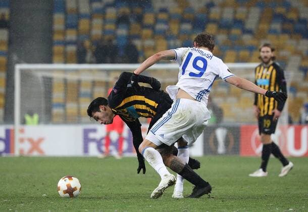 February 22, 2018 - Kiev, Ukraine - Dynamo Kiev s Denys Garmash, in the center, in the fight for the ball during the Europa League, round of 32, soccer match between Dynamo Kiev and AEK Athens at the Olympic Stadium in Kiev. Ukraine, Thursday, February 22, 2018 Dynamo Kyiv v AEK - UEFA Europa League  - ZUMAn230 20180222_zaa_n230_747 Copyright: xDanilxShamkinx