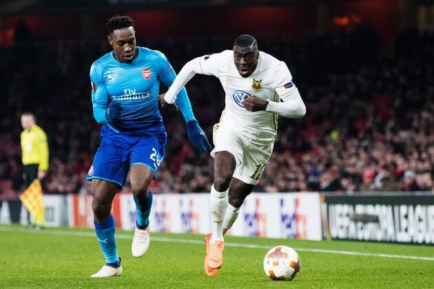 180222 Arsenal Danny Welbeck chases Östersund Ken Sema during the football match in the Europa League between Arsenal and Östersund on February 22, 2018 in London  Copyright: ANDREASxLxERIKSSON BB180222AE059