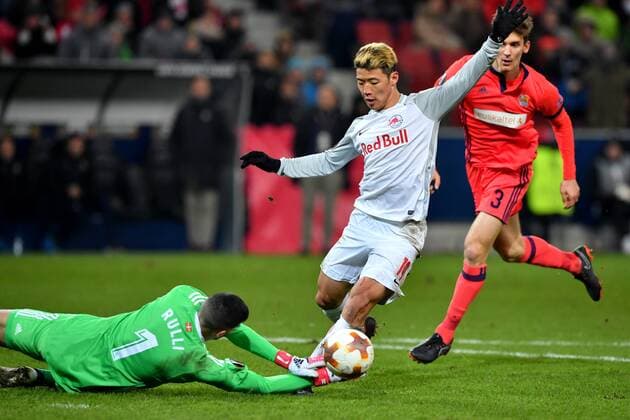 SOCCER - EL, RBS vs Sociedad SALZBURG, AUSTRIA, 22.FEB.18 - SOCCER - UEFA Europa League, Red Bull Salzburg vs Real Sociedad. Image shows Geronimo Rulli (Sociedad), Hee Chan Hwang (RBS) and Diego Llorente (Sociedad). GEPAxpictures xFlorianxErtl