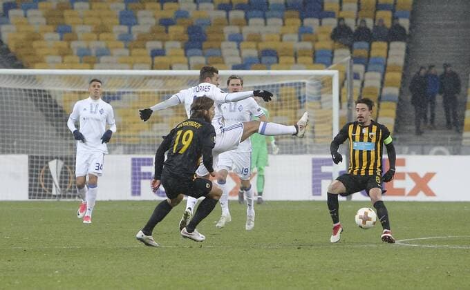 February 22, 2018 - Kiev, Ukraine - Dunamo Kyiv FC s Junior Moraes is seen in action against AEK Athens FC s Andre Simoes during the 2nd leg of Round 32 UEFA Europa League match at a NSC Olimpiyskyi in Kyiv, Ukraine, Feb. 22, 2018. Dynamo Kyiv v AEK - UEFA Europa League  - ZUMAn230 20180222_zaa_n230_454 Copyright: xSergiixKharchenkox
