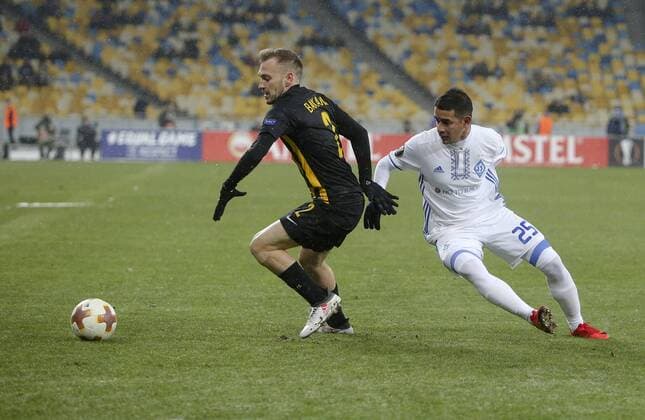 February 22, 2018 - Kiev, Ukraine - Dunamo Kyiv FC s Derlis Gonzalez vies for a ball with AEK Athens FC s Michalis Bakakis during the 2nd leg of Round 32 UEFA Europa League match at a NSC Olimpiyskyi in Kyiv, Ukraine, Feb. 22, 2018. Dynamo Kyiv v AEK - UEFA Europa League  - ZUMAn230 20180222_zaa_n230_455 Copyright: xSergiixKharchenkox