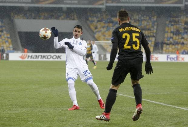 February 22, 2018 - Kiev, Ukraine - Dunamo Kyiv FC s Derlis Gonzalez vies for a ball with AEK Athens FC s Kostas Galanopoulos during the 2nd leg of Round 32 UEFA Europa League match at a NSC Olimpiyskyi in Kyiv, Ukraine, Feb. 22, 2018. Dynamo Kyiv v AEK - UEFA Europa League  - ZUMAn230 20180222_zaa_n230_456 Copyright: xSergiixKharchenkox
