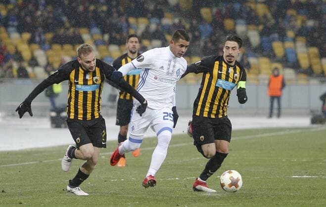 February 22, 2018 - Kiev, Ukraine - Dunamo Kyiv FC s Derlis Gonzalez vies for a ball with AEK Athens FC s Andre Simoes and AEK Athens FC s Michalis Bakakis during the 2nd leg of Round 32 UEFA Europa League match at a NSC Olimpiyskyi in Kyiv, Ukraine, Feb. 22, 2018. Dynamo Kyiv v AEK - UEFA Europa League  - ZUMAn230 20180222_zaa_n230_457 Copyright: xSergiixKharchenkox