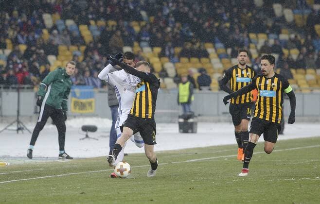 February 22, 2018 - Kiev, Ukraine - Dunamo Kyiv FC s Derlis Gonzalez vies for a ball with AEK Athens FC s Michalis Bakakis and AEK Athens FC s Andre Simoes during the 2nd leg of Round 32 UEFA Europa League match at a NSC Olimpiyskyi in Kyiv, Ukraine, Feb. 22, 2018. Dynamo Kyiv v AEK - UEFA Europa League  - ZUMAn230 20180222_zaa_n230_460 Copyright: xSergiixKharchenkox