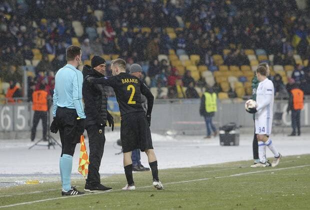 February 22, 2018 - Kiev, Ukraine - AEK Athens FC s Michalis Bakakis argues with AEK Athens FC s Head Coach Manuel Jimenez during the 2nd leg of Round 32 UEFA Europa League match at a NSC Olimpiyskyi in Kyiv, Ukraine, Feb. 22, 2018. Dynamo Kyiv v AEK - UEFA Europa League  - ZUMAn230 20180222_zaa_n230_462 Copyright: xSergiixKharchenkox