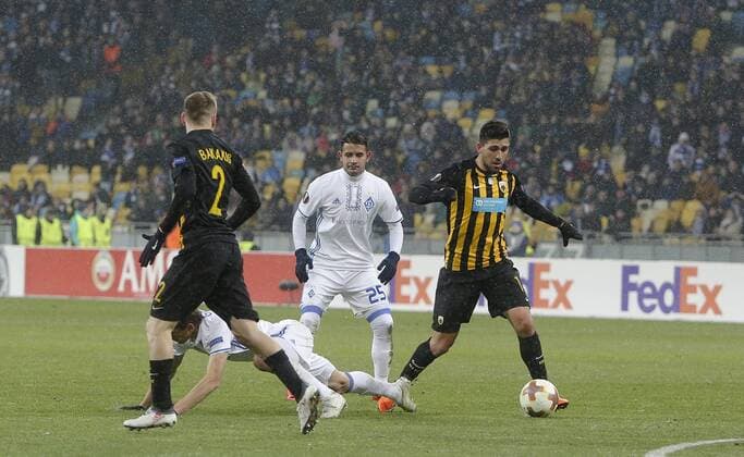 February 22, 2018 - Kiev, Ukraine - Dunamo Kyiv FC s Derlis Gonzalez vies for a ball with AEK Athens FC s Vassilis Barkas and AEK Athens FC s Michalis Bakakis during the 2nd leg of Round 32 UEFA Europa League match at a NSC Olimpiyskyi in Kyiv, Ukraine, Feb. 22, 2018. Dynamo Kyiv v AEK - UEFA Europa League  - ZUMAn230 20180222_zaa_n230_465 Copyright: xSergiixKharchenkox