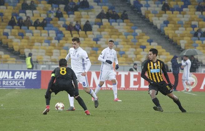 February 22, 2018 - Kiev, Ukraine - Dunamo Kyiv FC s Volodymyr Shepeliev vies for a ball with AEK Athens FC s Andre Simoes during the 2nd leg of Round 32 UEFA Europa League match at a NSC Olimpiyskyi in Kyiv, Ukraine, Feb. 22, 2018. Dynamo Kyiv v AEK - UEFA Europa League  - ZUMAn230 20180222_zaa_n230_469 Copyright: xSergiixKharchenkox