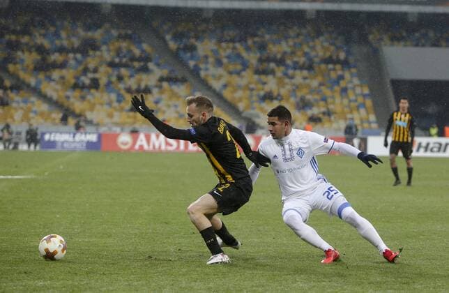 February 22, 2018 - Kiev, Ukraine - Dunamo Kyiv FC s Derlis Gonzalez vies for a ball with AEK Athens FC s Michalis Bakakis during the 2nd leg of Round 32 UEFA Europa League match at a NSC Olimpiyskyi in Kyiv, Ukraine, Feb. 22, 2018. Dynamo Kyiv v AEK - UEFA Europa League  - ZUMAn230 20180222_zaa_n230_463 Copyright: xSergiixKharchenkox
