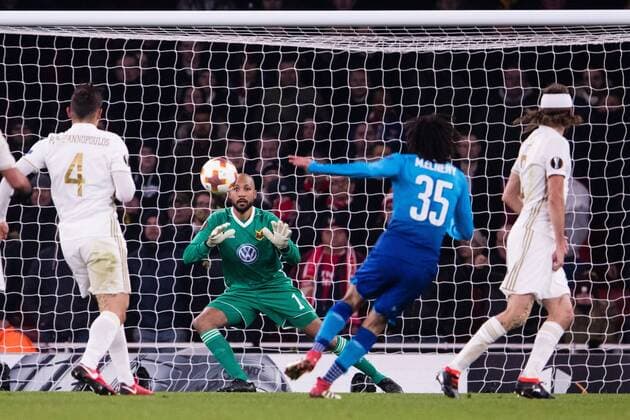 180222 Arsenal Mohamed Elneny with a shot against Östersunds malady Aly Keita during the football match in the Europa League between Arsenal and Östersund on February 22, 2018 in London  Copyright: ANDREASxLxERIKSSON BB180222AE074