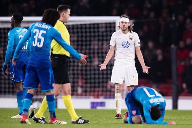 180222 Östersund Tom Pettersson reacts after a close match with Arsenal Henrikh Mkhitaryan during the football match in the Europa League between Arsenal and Östersund on February 22, 2018 in London  Copyright: ANDREASxLxERIKSSON BB180222AE078