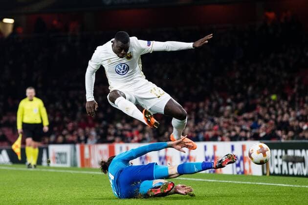 180222 Arsenals Hector Bellerin cleans the ball for Östersund Ken Sema during the football match in the Europa League between Arsenal and Östersund on February 22, 2018 in London  Copyright: ANDREASxLxERIKSSON BB180222AE085