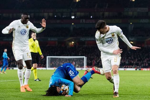 180222 Arsenal Mohamed Elneny wins a close match with Östersund Jamie Hopcutt during the football match in the Europa League between Arsenal and Östersund on February 22, 2018 in London  Copyright: ANDREASxLxERIKSSON BB180222AE088
