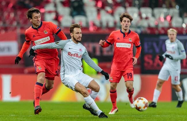 22 02 2018 Red Bull Arena Salzburg Red Bull Arena Salzburg vs Real Sociedad Six-leg finals in the box-up Mikel Oyarzabal Real Sociedad Andreas Ulmer FC Salzburg during the UEFA Europa League Round of 32 2nd Leg Match between Salzburg and Real Sociedad at the Red Bull Arena in Salzburg Austria on 2018 02 22 Salzburg  EX_FEI