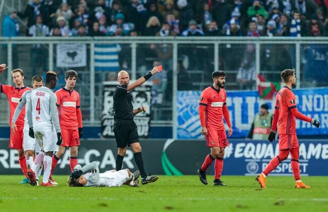 22 02 2018 Red Bull Arena Salzburg Red Bull Arena Salzburg UEFA UEFA EL FC Salzburg vs. Real Sociedad Sixteenth-finals Back in the field Referee Sergei Karasev RUS Red card for Raul Navas Real Sociedad during UEFA Europa League Round of 32 2nd Leg Match between Salzburg and Real Sociedad at the Red Bull Arena in Salzburg Austria on 2018 02 22 Salzburg  EX_FEI