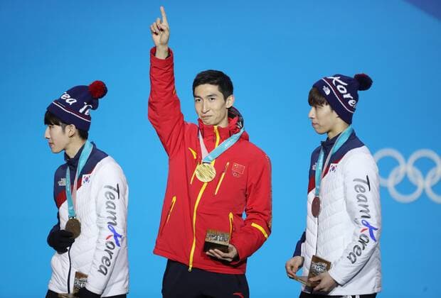 (180223) -- PYEONGCHANG, Feb. 23, 2018 -- Gold medalist China s Wu Dajing (C) reacts during medal ceremony of men s 500m event of short track Speed skating Eisschnelllauf at the 2018 PyeongChang Winter Olympic Games Olympische Spiele Olympia OS at Medal Plaza, PyeongChang, South Korea, Feb. 23, 2018. ) (SP)OLY-SOUTH KOREA-PYEONGCHANG-SHORT TRACK-MEN S 500M-MEDAL CEREMONY BaixXuefei 