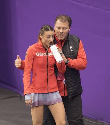 Nicole SCHOTT Germany is toasted by her coach Michael HUTH Figure skating Kuer der Frauen on 23 02 2018 2018 Winter Olympics from 09 02 25 02 2018 in PyeongChang South Korea