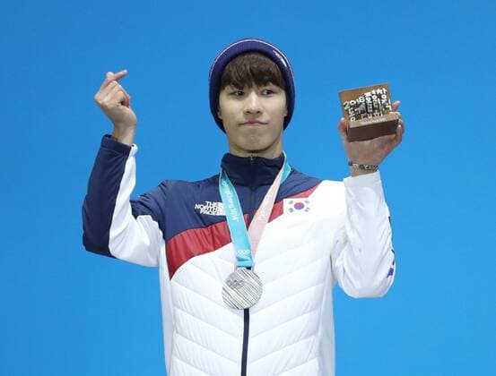 (180223) -- PYEONGCHANG, Feb. 23, 2018 -- Silver medalist South Korea s Hwang Daeheon poses for photos during medal ceremony of men s 500m event of short track Speed skating Eisschnelllauf at the 2018 PyeongChang Winter Olympic Games Olympische Spiele Olympia OS at Medal Plaza, PyeongChang, South Korea, Feb. 23, 2018. Bai Xuefei) (SP)OLY-SOUTH KOREA-PYEONGCHANG-SHORT TRACK-MEN S 500M-MEDAL CEREMONY BaixXuefei 