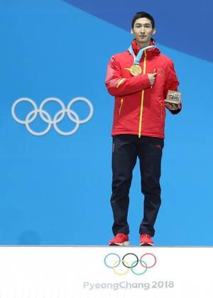 (180223) -- PYEONGCHANG, Feb. 23, 2018 -- Gold medalist China s Wu Dajing poses for photos during medal ceremony of men s 500m event of short track Speed skating Eisschnelllauf at the 2018 PyeongChang Winter Olympic Games Olympische Spiele Olympia OS at Medal Plaza, PyeongChang, South Korea, Feb. 23, 2018. ) (SP)OLY-SOUTH KOREA-PYEONGCHANG-SHORT TRACK-MEN S 500M-MEDAL CEREMONY BaixXuefei 