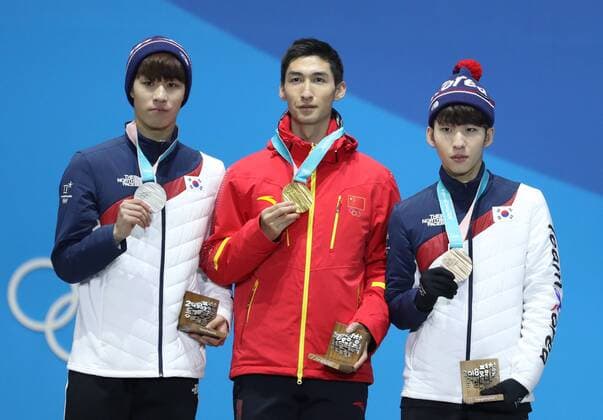 (180223) -- PYEONGCHANG, Feb. 23, 2018 -- Gold medalist China s Wu Dajing (C), silver medalist South Korea s Hwang Daeheon (L) and bronze medalist South Korea s Lim Hyojun pose for photos during medal ceremony of men s 500m event of short track Speed skating Eisschnelllauf at the 2018 PyeongChang Winter Olympic Games Olympische Spiele Olympia OS at Medal Plaza, PyeongChang, South Korea, Feb. 23, 2018. ) (SP)OLY-SOUTH KOREA-PYEONGCHANG-SHORT TRACK-MEN S 500M-MEDAL CEREMONY BaixXuefei 
