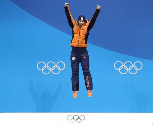 (180223) -- PYEONGCHANG, Feb. 23, 2018 -- Champion Suzanne Schulting of the Netherlands poses for photos during medal ceremony of women s 1000m final of short track Speed skating Eisschnelllauf at the 2018 PyeongChang Winter Olympic Games Olympische Spiele Olympia OS at Medal Plaza, PyeongChang, South Korea, Feb. 23, 2018. ) (SP)OLY-SOUTH KOREA-PYEONGCHANG-SHORT TRACK-WOMEN S 1000M-MEDAL CEREMONY BaixXuefei 