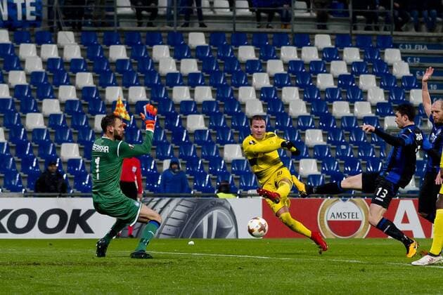 Reggio Emilia Italy 22 02 2018 UEFA Europa League 2017 18 Season Sixteenth Atalanta Bergamo Borussia Dortmund Goalkeeper Etrit Berisha Bergamo Mattia Caldara Bergamo and Mario Goetze BVB in a duel DeFodi053
