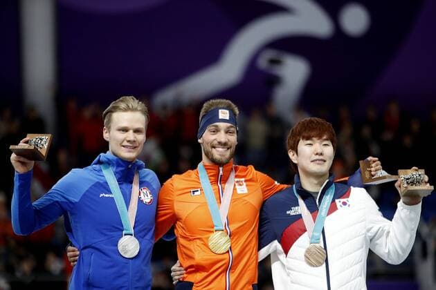 GANGNEUNG , 23-02-2018 , Gangneung Oval , 1000 meter heren , Kjeld Nuis (m) wint goud . Havard Lorentzen (l) en Kim Tae-Yun (r) OS2018: 1000 meter heren  x2011081x