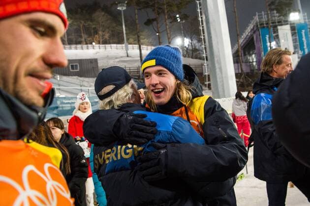 180223 Sebastian Samuelsson celebrates with H.M Carl XVI Gustaf, King of Sweden, after the Men s Biathlon 4x7,5 km Relay during day fourteen of the 2018 Winter Olympics on February 23, 2018 in Pyeongchang. Photo: Carl Sandin BILDBYRN kod CS 57999_318 *** 180223 Sebastian Samuelsson celebrates with H M Carl XVI Gustaf King of Sweden after the Mens Biathlon 4x7 5 km Relay during day fourteen of the 2018 Winter Olympics on February 23, 2018 in Pyeongchang Photo Carl Sandin BILDBYR N Code CS 57999 318  Copyright: CARLxSANDIN BB180223CS131